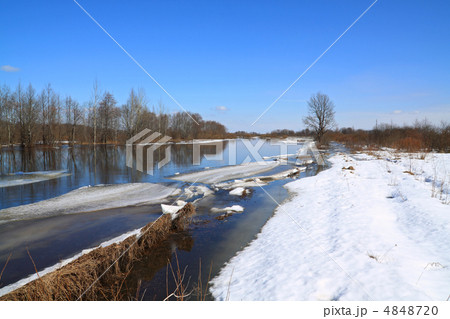 driving of ice on river 4848720