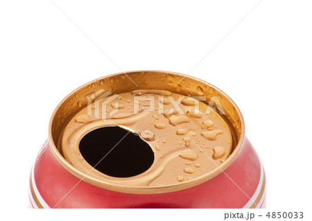 Red aluminum can closeup with water drops 4850033