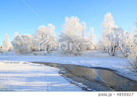 village is on coast to freeze river 4850927