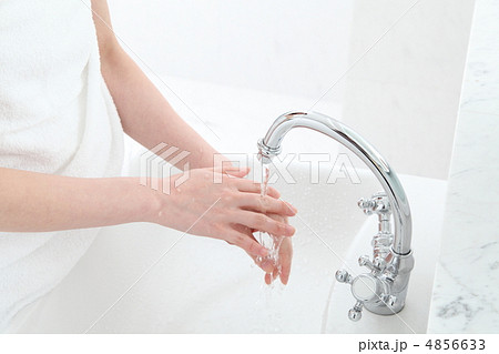 手を洗う女性 4856633
