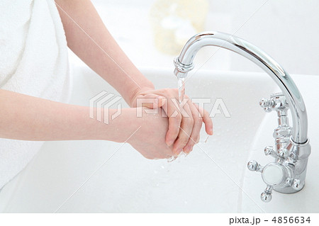 手を洗う女性 4856634