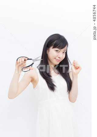 ハサミを持った女性 4856744