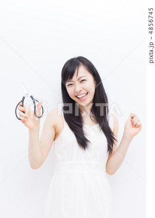 ハサミを持った女性 4856745