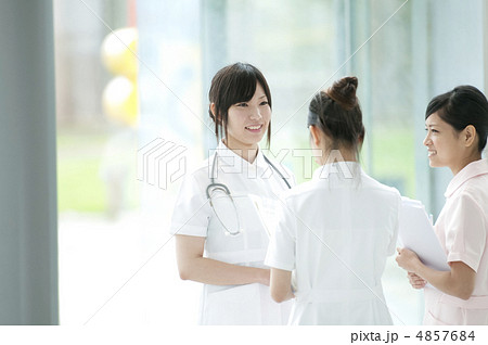 ミーティングをする看護師の写真素材