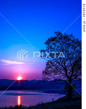 那珂川の日の出 (縦カット) 那珂川の日の出 (縦カット) 4858418