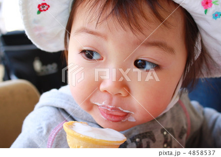 アイスクリームも食べる子供の顔アップの写真素材