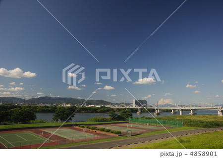 テニスコートのある風景 4858901