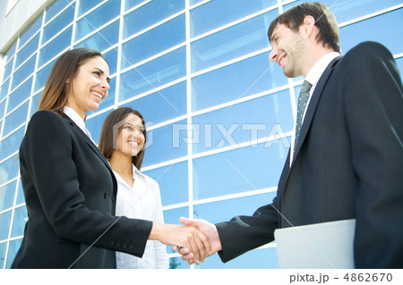 businesspeople shake hands 4862670