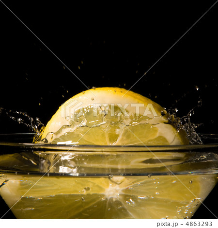 Cocktail with a lemon. 4863293