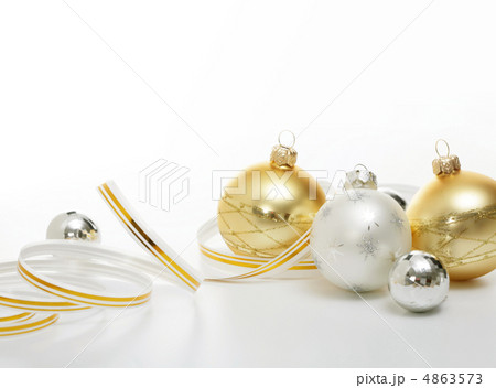 Silver and gold Christmas balls 4863573