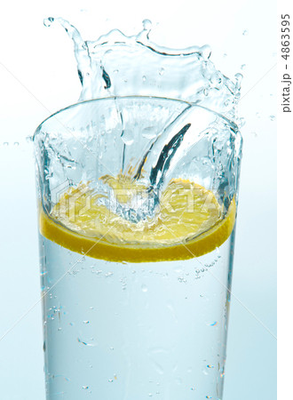 Lemon slice falling into the water 4863595