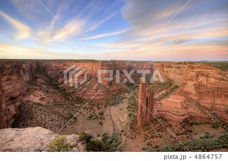 アメリカ　キャニオンデシェイ国定公園　スパイダーロック　夕暮れ 4864757