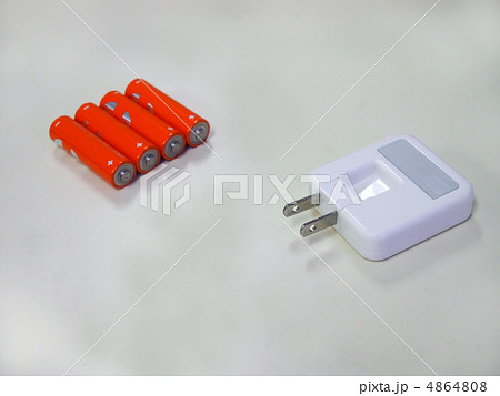 USB充電器と乾電池 4864808