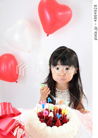 お誕生日ケーキを食べる女の子の写真素材
