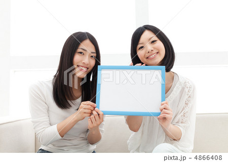 メッセージボードを持つ女性 メッセージボードを持つ女性 4866408