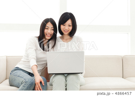 パソコンを見る女性達 4866457