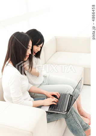 パソコンを見る女性達 4866458