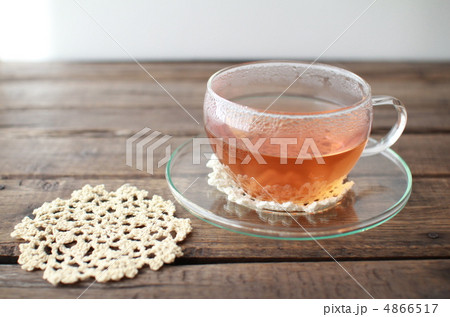 耐熱ガラスで淹れた温かいハーブティーとレース編みのコースター 4866517