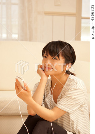 スマートフォンで音楽を聴く女性 4866835