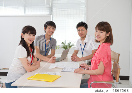 ミーティング中のビジネスチーム ミーティング中のビジネスチーム 4867568