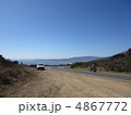 カリフォルニアの坂道で車とバイク 4867772