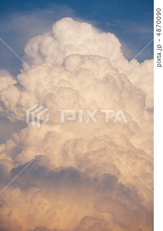 Huge thunderstorm cloud Huge thunderstorm cloud 4870090