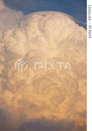 Huge storm cloud Huge storm cloud 4870091