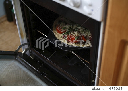 cooking pizza 4870854