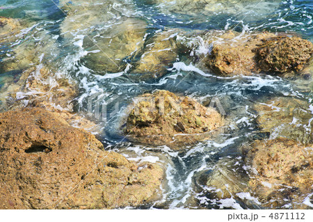 rock and blue water 4871112