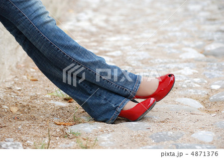 Beautiful Brunette Sitting In An Abandoned Warehouse (4) 4871376