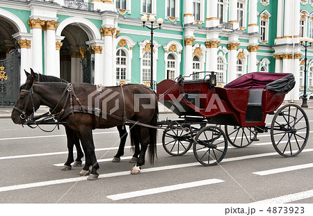 carriage with horses in the background of the Hermitage 4873923