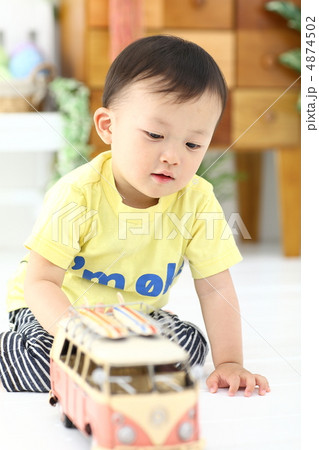 レトロバスで遊ぶ男の子 4874502