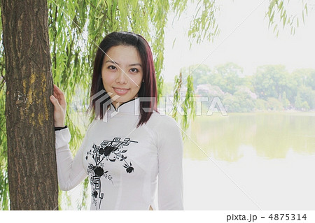 柳の木の下にいた一人のベトナム美女 柳の木の下にいた一人のベトナム美女 4875314