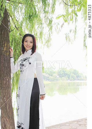 柳の木の下にいた一人のベトナム美女 柳の木の下にいた一人のベトナム美女 4875315