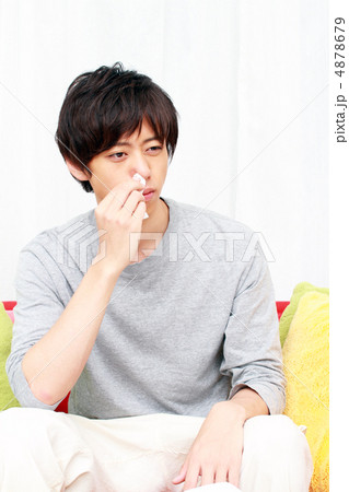 鼻をかむ若い男性 4878679