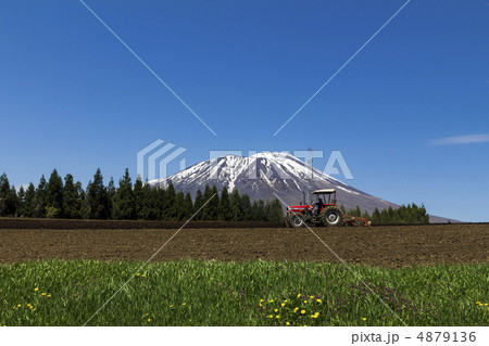 トラクターと岩手山 4879136