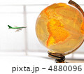 飛行機と地球儀 4880096