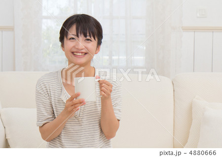 一人暮らしの女性(朝食) 一人暮らしの女性(朝食) 4880666