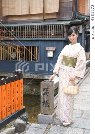 着物の若い女性 4881372