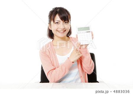 電卓を持つ女性　モデル：大友　歩 4883036
