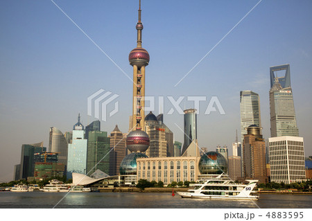 上海 バンドより浦東地区の近代ビル群 上海 バンドより浦東地区の近代ビル群 4883595