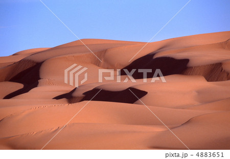 サハラ砂漠の砂丘 サハラ砂漠の砂丘 4883651