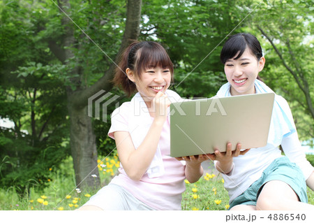 スポーツの後ネットをしている2人 スポーツの後ネットをしている2人 4886540