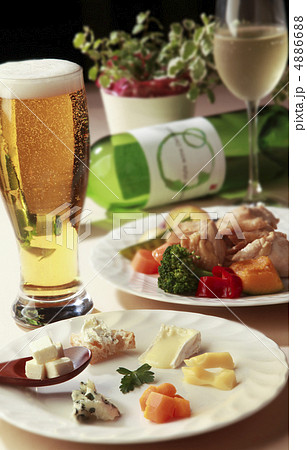 ビール、ワインと洋食ディナーの並んだテーブル 4886688