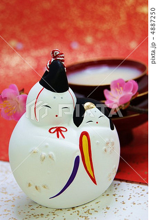 土鈴の抱え雛・三献白酒・千代紙バック縦位置アップ 4887250