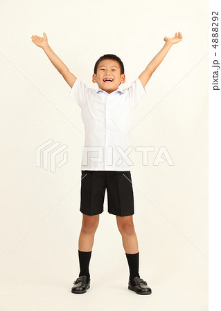 手を挙げる男の子 4888292