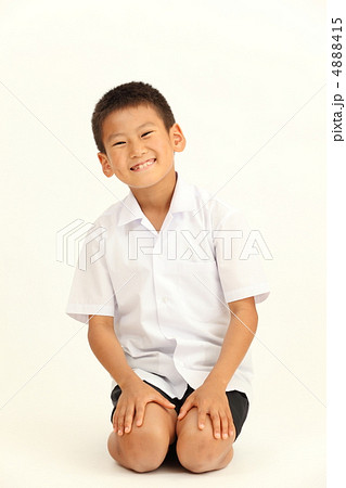 正座で挨拶する男の子 4888415