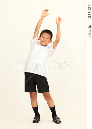 体操する男の子 4888420