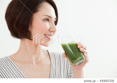 野菜ジュースを飲むミドル女性 野菜ジュースを飲むミドル女性 4888508