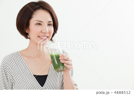 野菜ジュースを飲むミドル女性 4888512